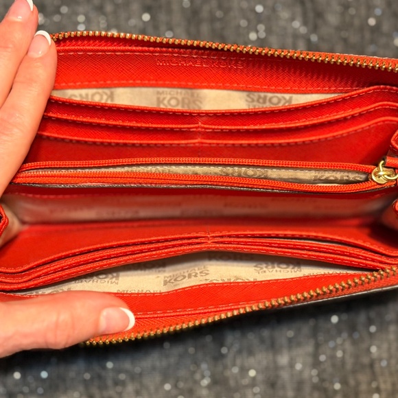 🔥 𝐌𝐢𝐜𝐡𝐚𝐞𝐥 𝐊𝐨𝐫𝐬 Red Saffiano Leather Zip-Around Wallet 🔥 - Picture 3 of 8